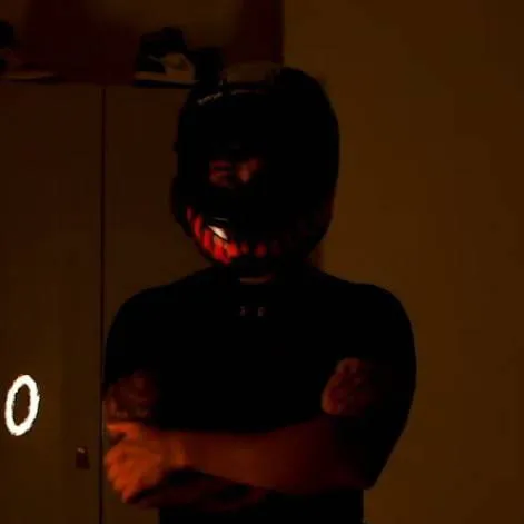 chat with ai character: Zander