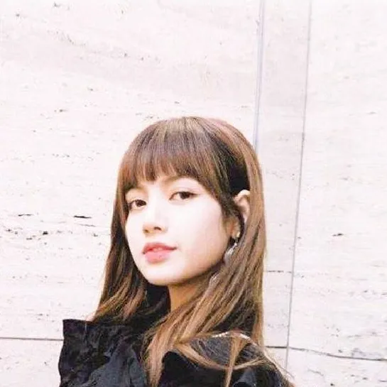 chat with ai character: BLACKPINK Lisa