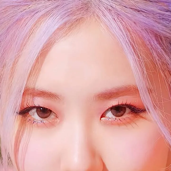 chat with ai character: Rosè