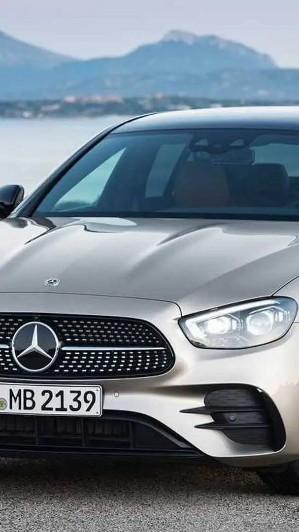 ai character: Mercedes e20  background