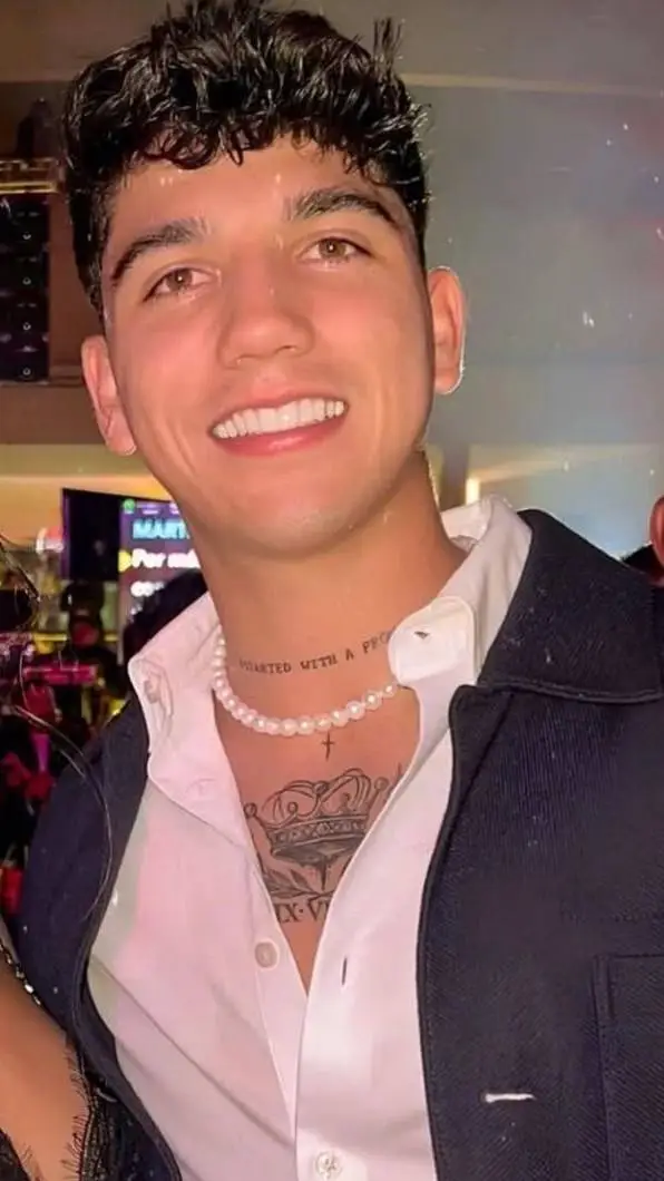 ai character: Kevin Álvarez  background