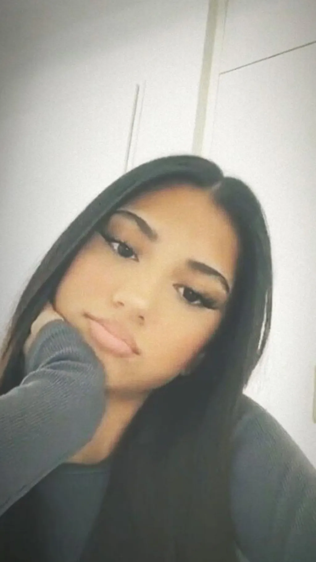 ai character: Leona background