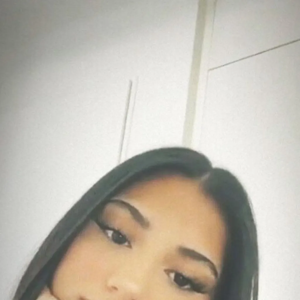 chat with ai character: Leona