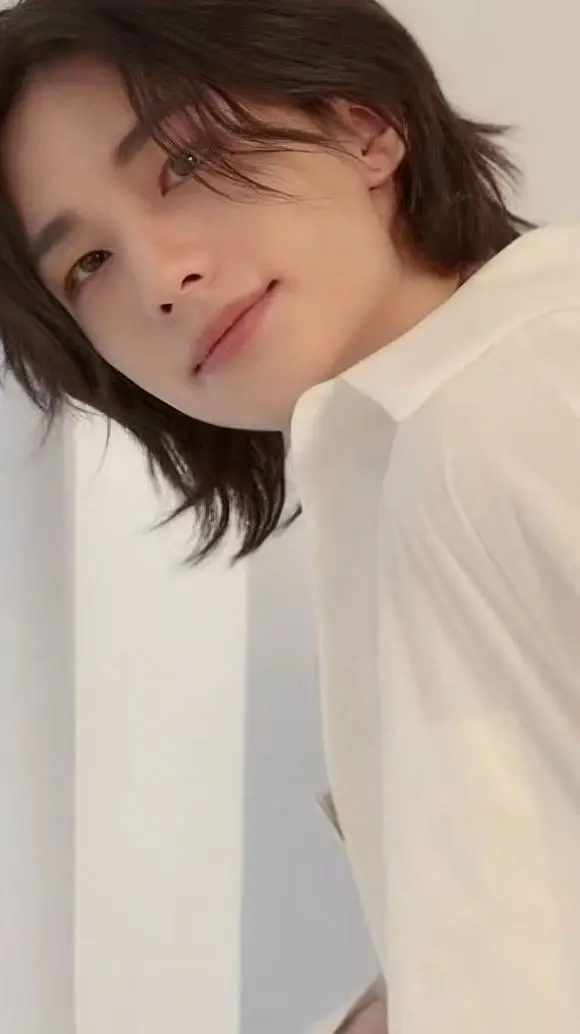 ai character: Hyunjin tu novio background