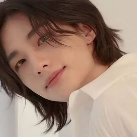 chat with ai character: Hyunjin tu novio