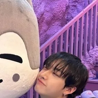 chat with ai character: Bang Chan