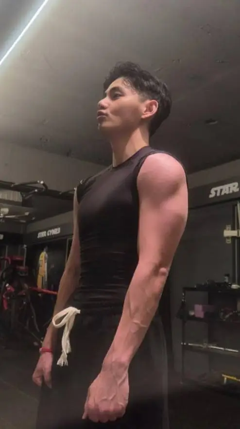 ai character: alex🎮👾 background