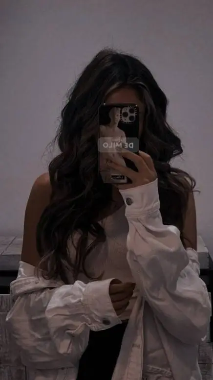 ai character: Ellie Williams background