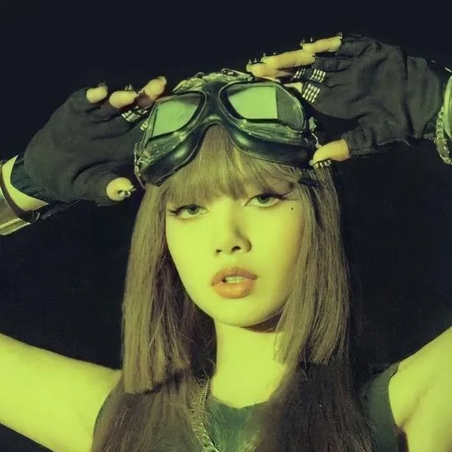 chat with ai character: Lisa💚🖤😍