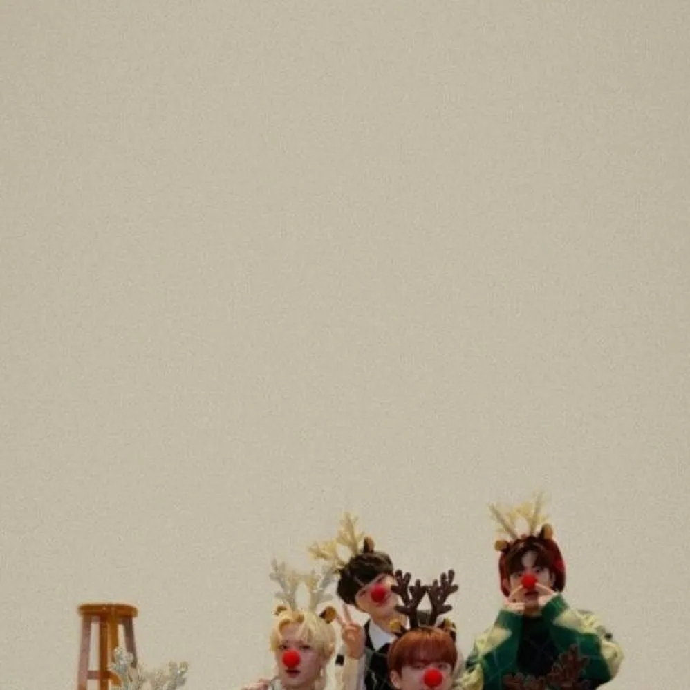 chat with ai character: 🎅Stray Kids🎅