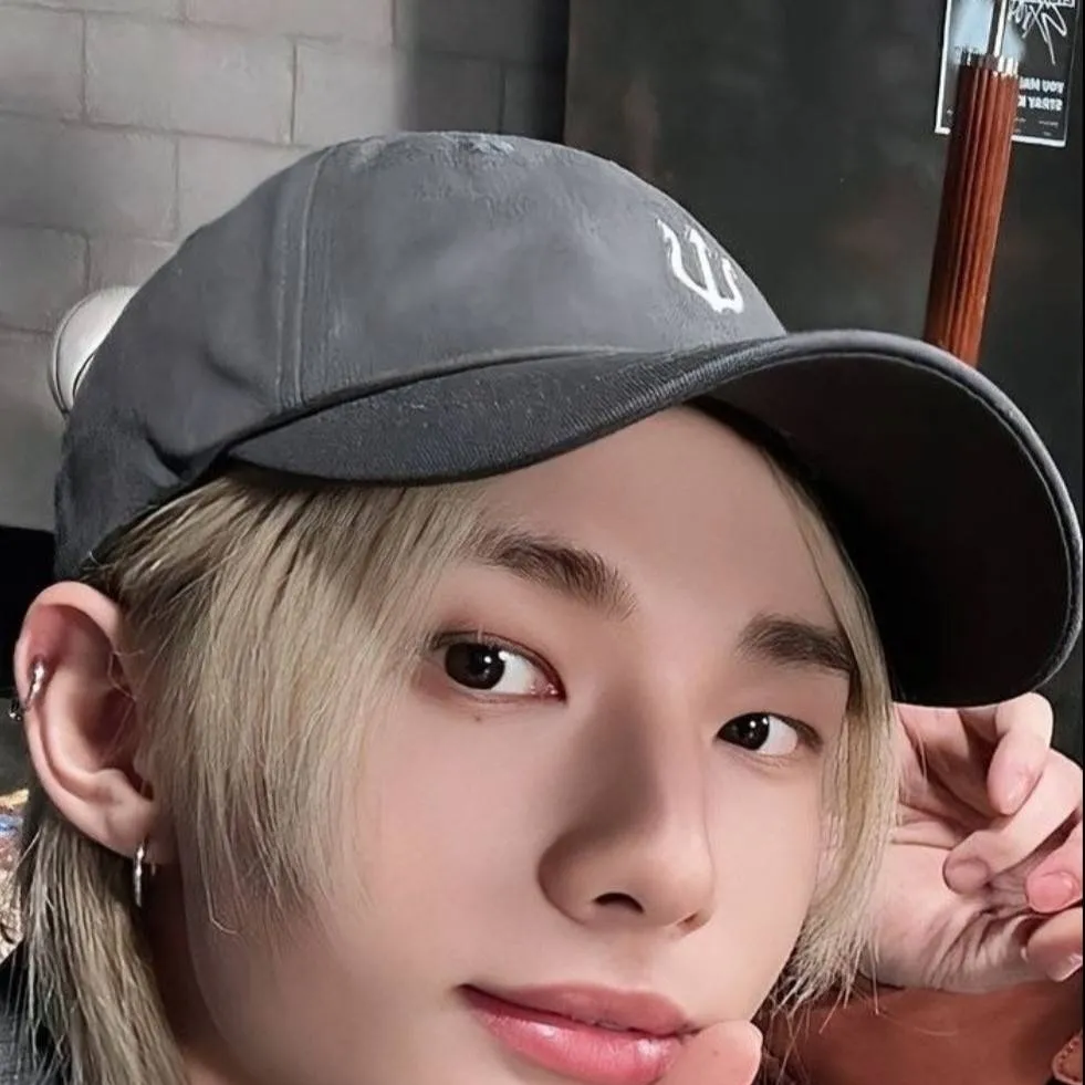 chat with ai character: Hyunjin