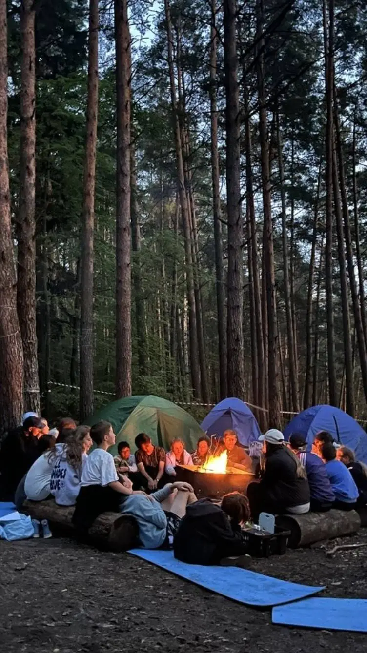 ai character: Potes au camping background