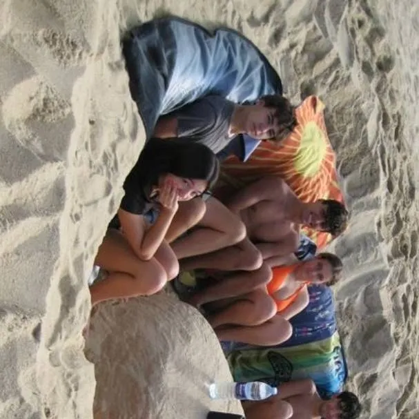 chat with ai character: pote a la plage
