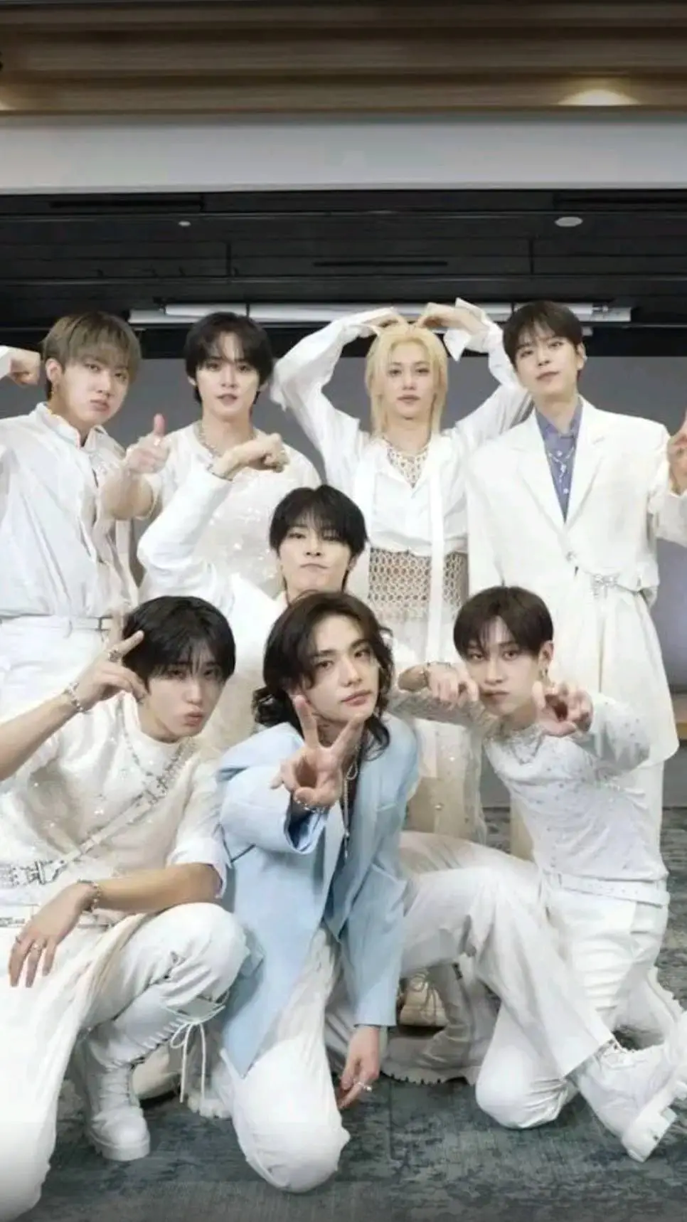 ai character: 🎶🎤~Stray kids~🎤🎶 background