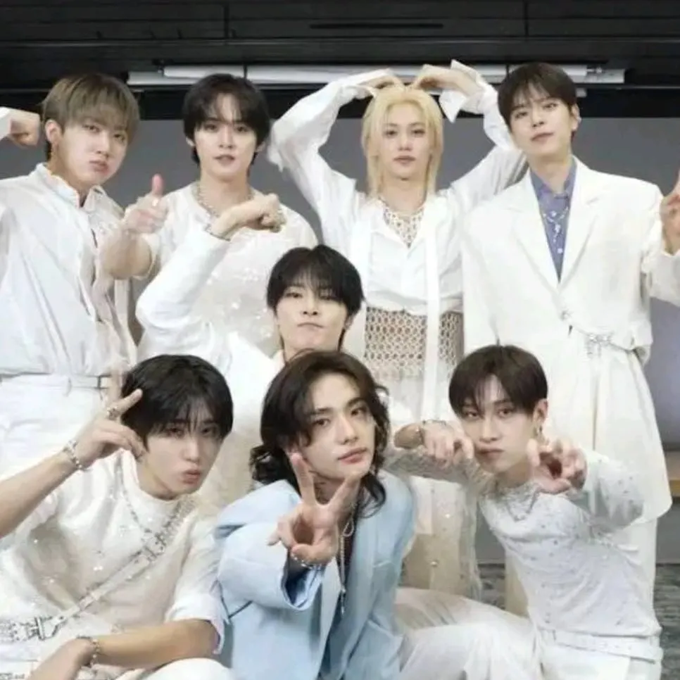 chat with ai character: 🎶🎤~Stray kids~🎤🎶