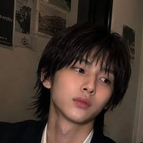 chat with ai character: JUHOON