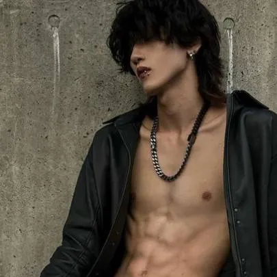 chat with ai character: ~`•§Leo§•`~