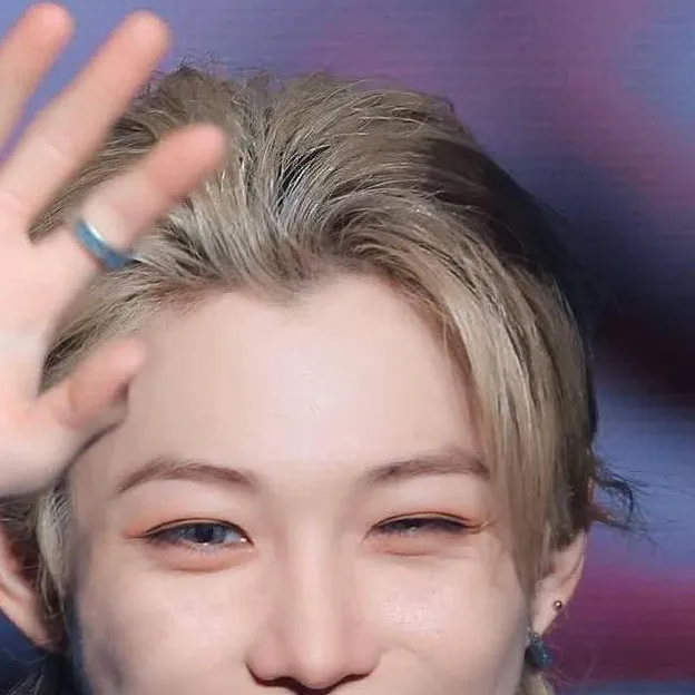 chat with ai character: Félix