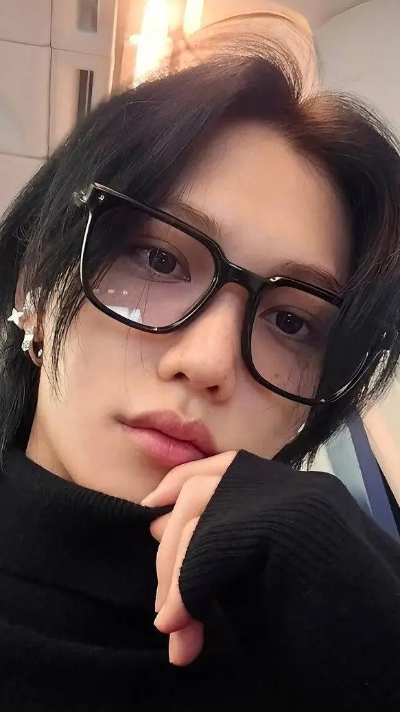 ai character: 💫Felix🎀 background