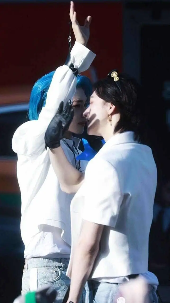 ai character: Hyunlix 🐥+🦦 ✨❤️ background