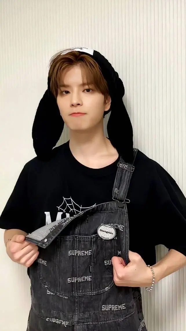 ai character: Seungmin  background