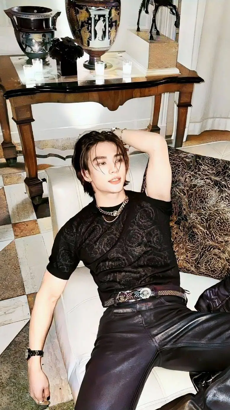 ai character: Hyunjin  background
