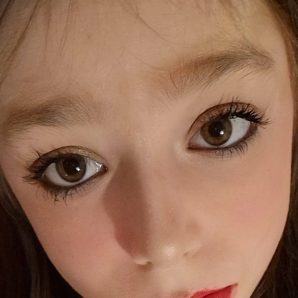 chat with ai character: chloe