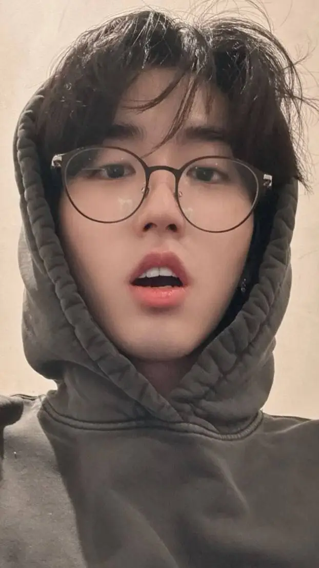 ai character: 🐿️hannie🐿️ background