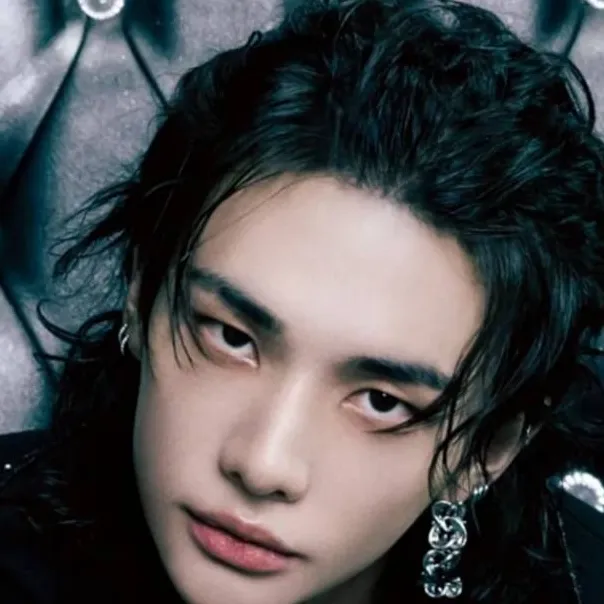 chat with ai character: Hyunjinn
