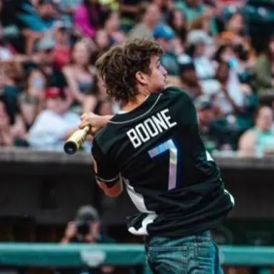 chat with ai character: benson boone
