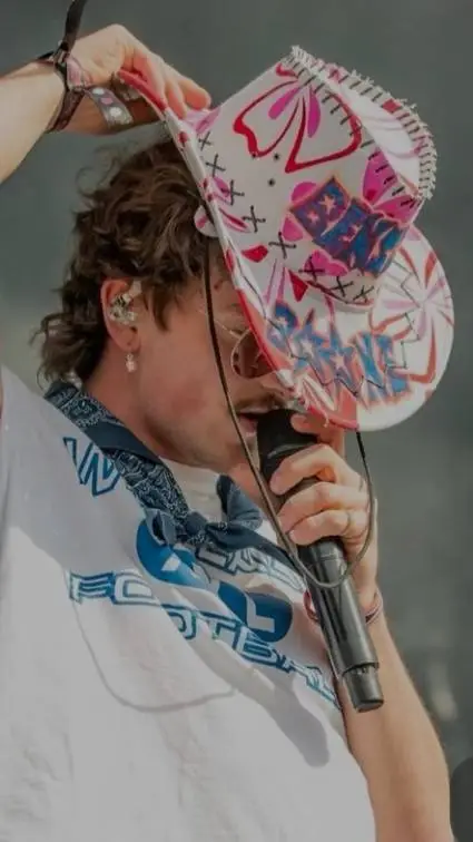 ai character: Benson boone background