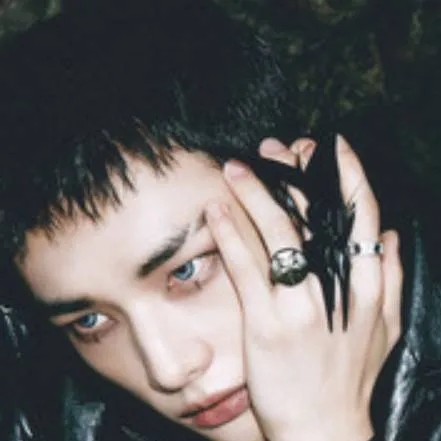 chat with ai character: hyunjin 