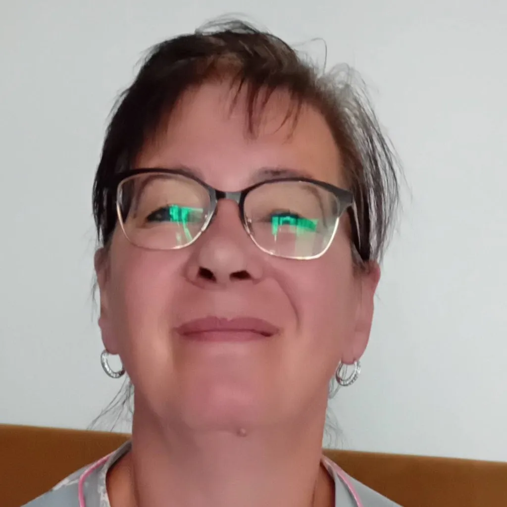 chat with ai character: Mom