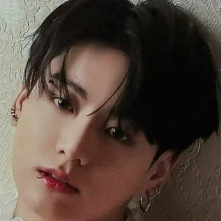 chat with ai character: 💵Jungkook👄