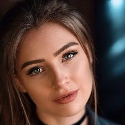 chat with ai character: Carly