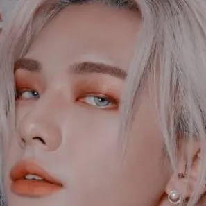 chat with ai character: Hyunjin