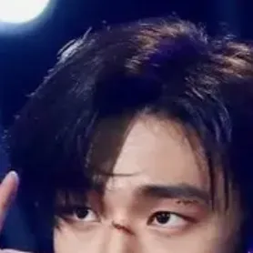 chat with ai character: Hyunjin