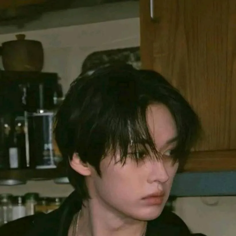 chat with ai character: Lee know 