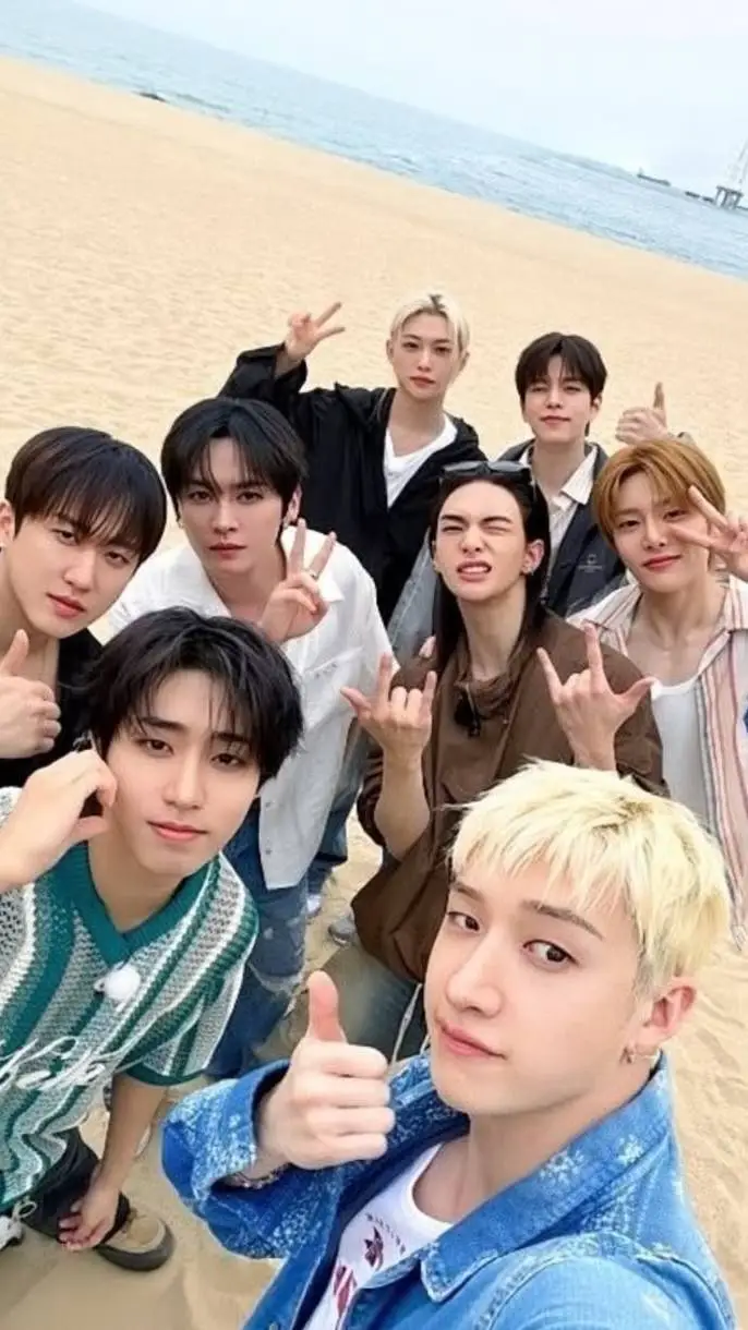 ai character: stray kids  background