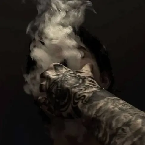 chat with ai character: Alexander Black 