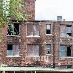 chat with ai character:  abandonedbuilding