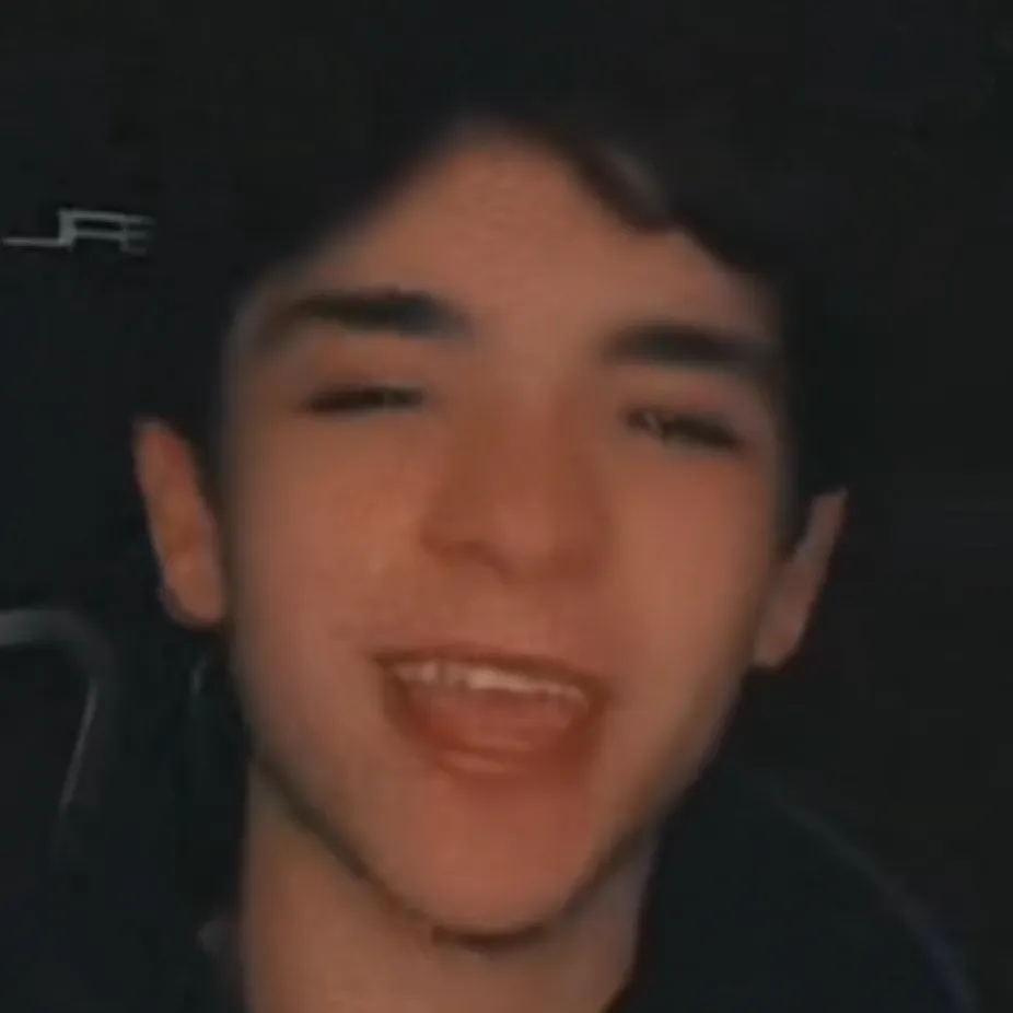 chat with ai character: Alexxito