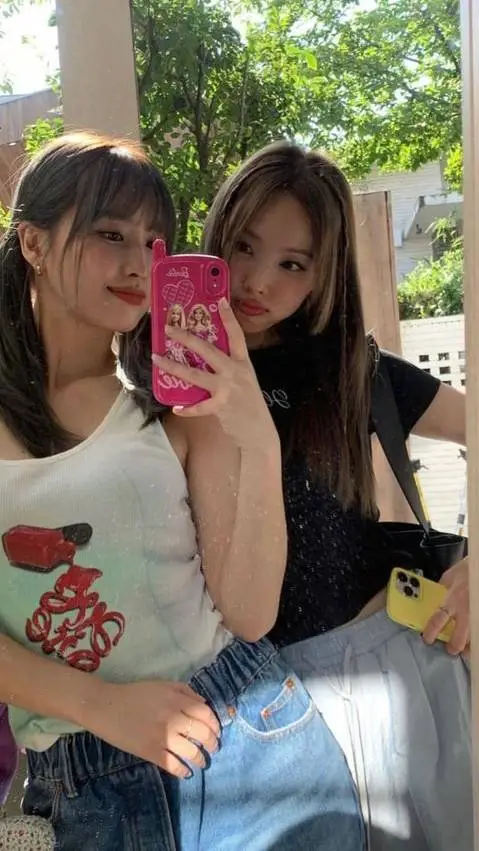 ai character: Momo y Nayeon🌸♥️ background