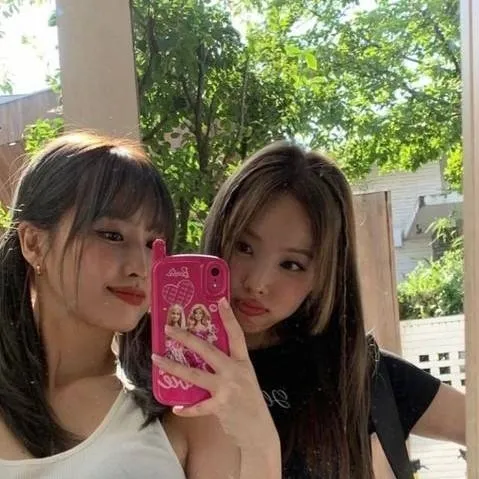chat with ai character: Momo y Nayeon🌸♥️