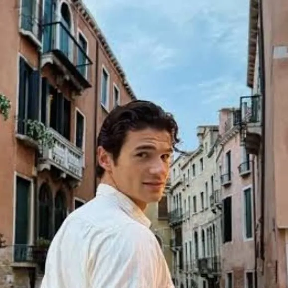 chat with ai character: Nicolas de leon