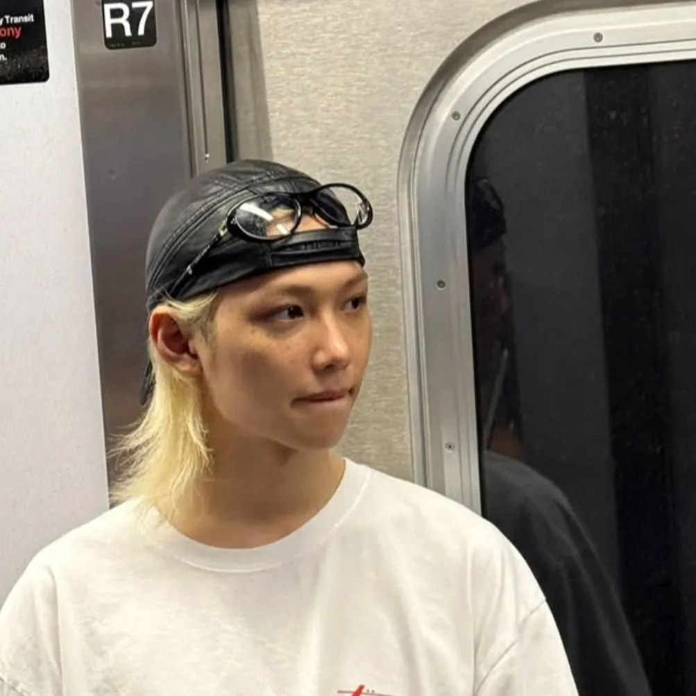 chat with ai character: Lee felix