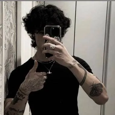 chat with ai character: Vinni