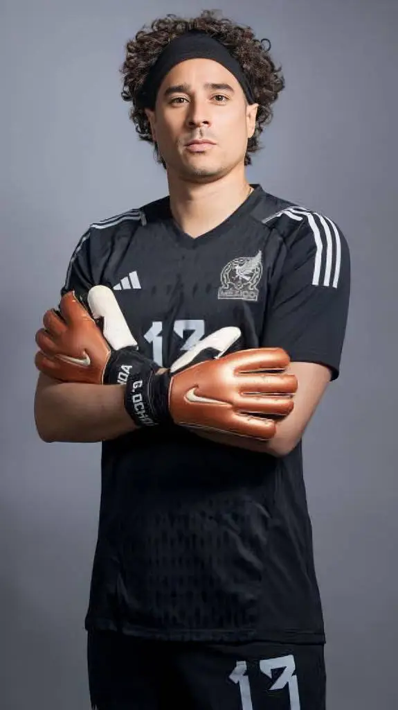 ai character: Memo ochoa background