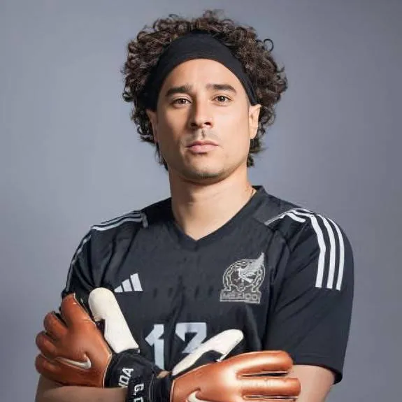 chat with ai character: Memo ochoa
