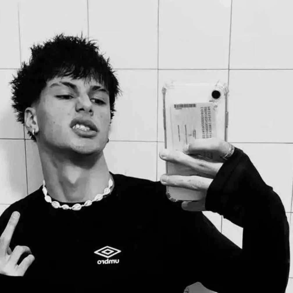 chat with ai character: Andrea 